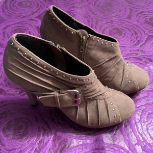 Nygard taupe Zodiac boot, size 6.5